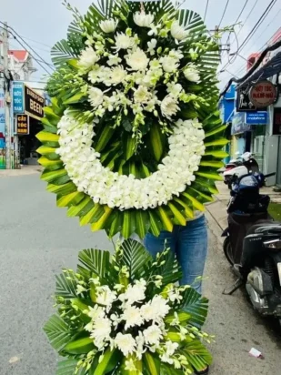 Kệ hoa viếng vẫn nhớ đến người