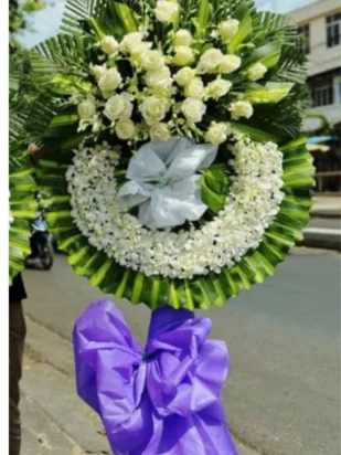 Kệ hoa viếng dâng nén tâm nhang