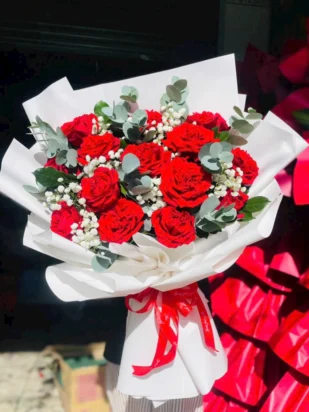 bó hoa hồng ánh mắt si mê