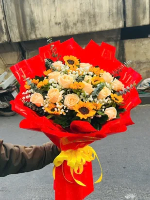 bó hoa hồng kem và hoa hướng dương