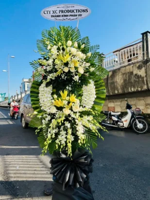 kệ hoa viếng dẫu biệt ngàn trùng